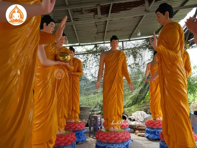 Tượng Phật Thích Ca Đứng