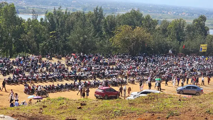 Mùng 4 Tết, Du Khách Đã Đến Chùa Minh Đức (nằm Trên Núi Thiên Mã, Quảng Ngãi). Nơi Đây Có Tượng Phật Quan Âm Cao 125 M, Được Cho Là Cao Nhất Đông Nam Á Hiện Nay.