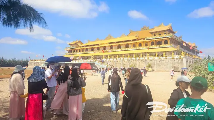 Mùng 4 Tết, Du Khách Đã Đến Chùa Minh Đức (nằm Trên Núi Thiên Mã, Quảng Ngãi). Nơi Đây Có Tượng Phật Quan Âm Cao 125 M, Được Cho Là Cao Nhất Đông Nam Á Hiện Nay.