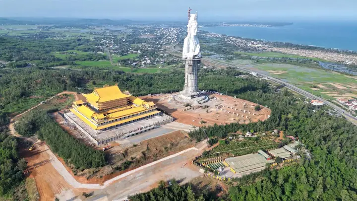 Mùng 4 Tết, Du Khách Đã Đến Chùa Minh Đức (nằm Trên Núi Thiên Mã, Quảng Ngãi). Nơi Đây Có Tượng Phật Quan Âm Cao 125 M, Được Cho Là Cao Nhất Đông Nam Á Hiện Nay.