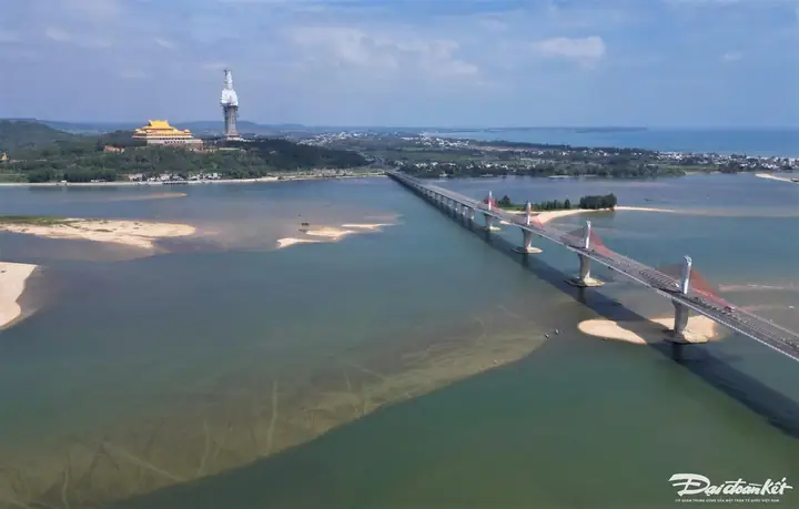 Mùng 4 Tết, Du Khách Đã Đến Chùa Minh Đức (nằm Trên Núi Thiên Mã, Quảng Ngãi). Nơi Đây Có Tượng Phật Quan Âm Cao 125 M, Được Cho Là Cao Nhất Đông Nam Á Hiện Nay.