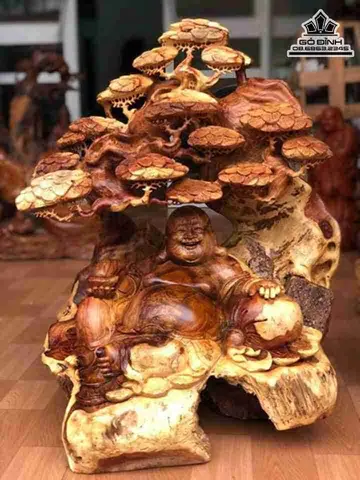 Tượng Phật Di Lặc Ngồi Dưới Cây Tùng Thể Hiện Sự Bền Bỉ, Kiên Cường, Không Chùn Bước Trước Mọi Khó Khăn