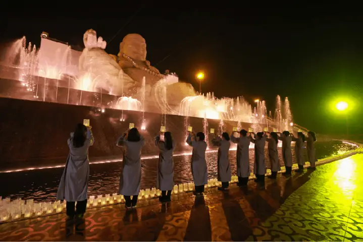 Ghi Lời Nguyện Ước Và Dâng Đèn Hoa Đăng