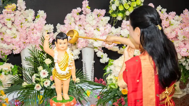 Uống Nước Cúng Dường Tắm Phật: Quan Niệm Đúng Theo Phật Pháp