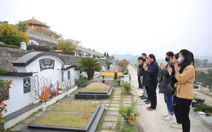 Cẩm Nang Văn Khấn Cúng Tạ Mộ Chuẩn Phong Tục Việt: Từ Ý Nghĩa Đến Bài Cúng Chi Tiết