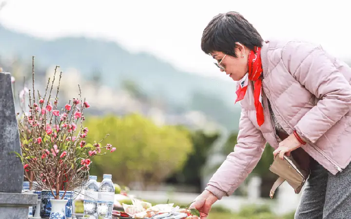 Văn Khấn Cúng Tảo Mộ Cuối Năm: Cẩm Nang Chi Tiết Và Trọn Vẹn Phong Tục Truyền Thống