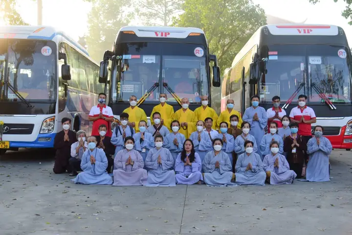 Văn Tác Bạch Cúng Dường Hành Hương Đầu Xuân: Ý Nghĩa Và Cách Thức Thực Hành