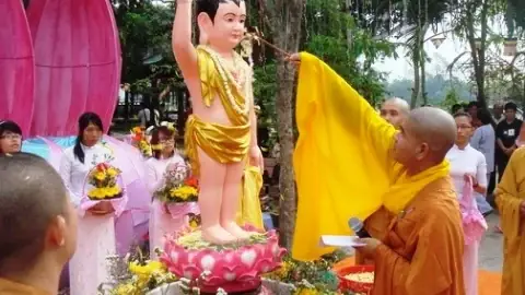 Cẩm Nang Toàn Tập Về Cúng Dường Trai Tăng: Nên Dùng Tiền Hay Vật Phẩm?