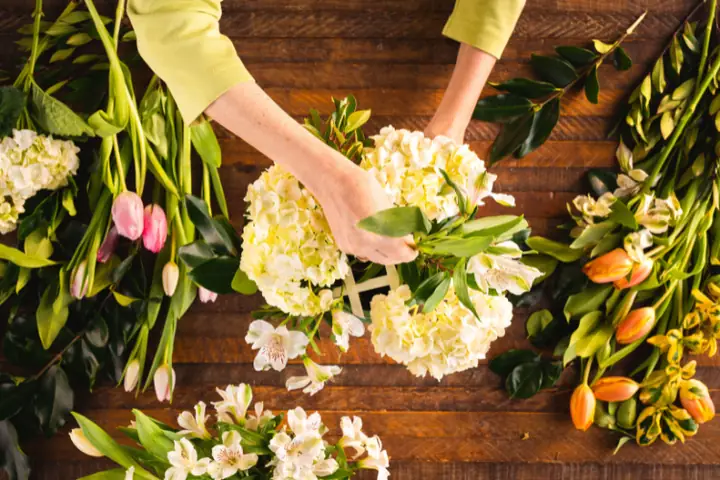 Cần Chuẩn Bị Hoa Gì Cho Lễ Về Nhà Mới?