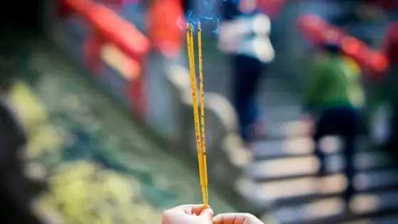 Vì Sao Lại Đốt Nến Khi Cúng?