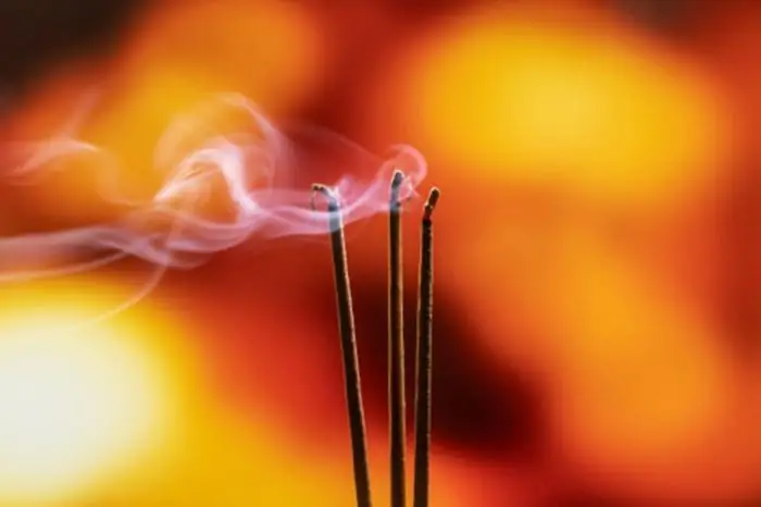 Vì Sao Lại Thắp Nến Khi Cúng?