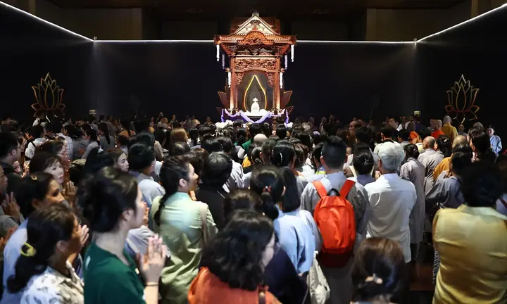 Dòng Người Xếp Hàng Hơn 3 Km Chờ Chiêm Bái Xá Lợi Đức Phật ...