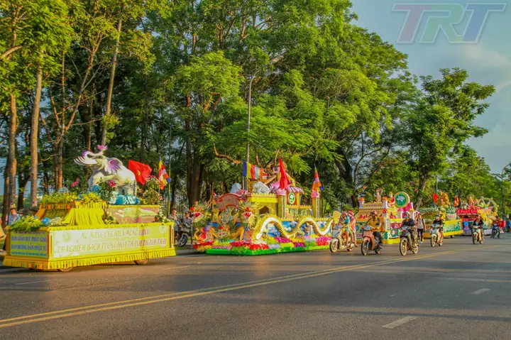 Diễu Hành Xe Hoa Chào Đón Đại Lễ Phật Đản | Báo Và Phát Thanh ...