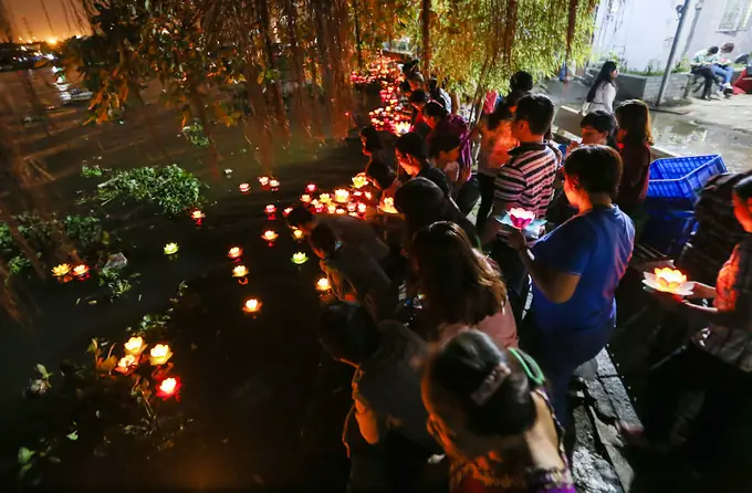 Ý Nghĩa Cúng Đèn Hoa Đăng: Những Gì Bạn Cần Biết