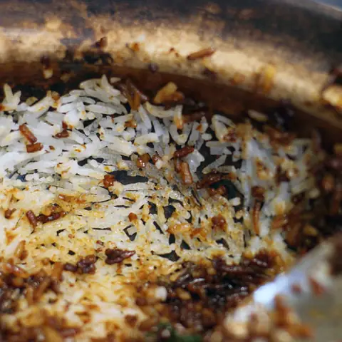 Mơ Thấy Ăn Cơm Gà: Ý Nghĩa Giấc Mơ Theo Văn Hóa Và Tâm Lý Học