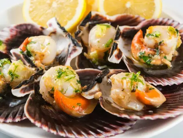 Mơ Thấy Ăn Sò Là Gì? Ý Nghĩa Toàn Diện Và Điềm Báo Thực Tế