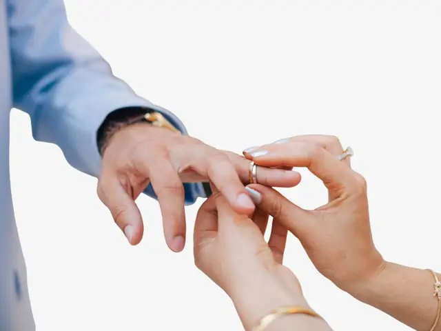 Mơ Thấy Đeo Nhẫn Vàng: Giải Mã Ý Nghĩa Từ Tâm Linh Đến Thực Tế