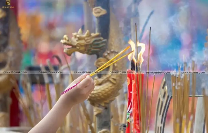 Giấc Mơ Thấy Đi Lễ Đền: Giải Mã Ý Nghĩa Tâm Linh & Thông Điệp Từ Tiềm Thức