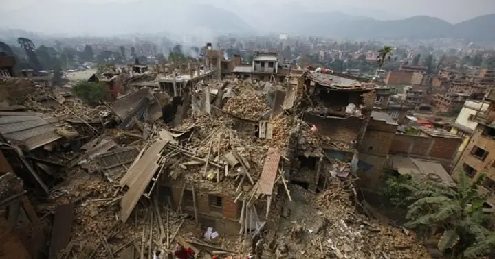 Giấc Mơ Động Đất Sập Nhà: Giải Mã Biểu Tượng Và Ứng Phó Thông Minh