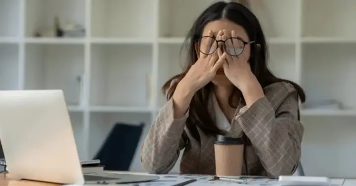 Mơ Thấy Đồng Nghiệp Nghỉ Việc: Giải Mã Ý Nghĩa Tâm Lý & Điềm Báo Thực Tế