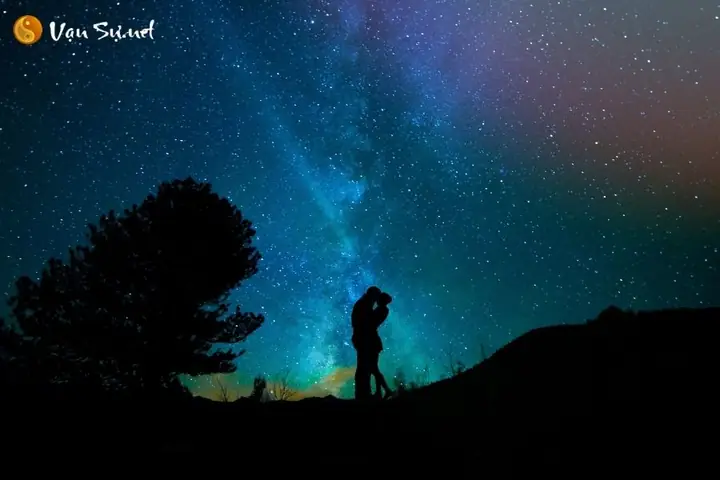 Mơ Thấy Người Khác Hôn Nhau: Ý Nghĩa Và Phân Tích Từ Nhiều Góc Độ