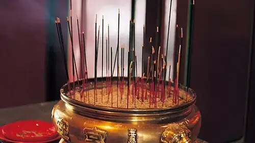 Mơ Thấy Nhang Đánh Con Gì? Giải Mã Toàn Diện Ý Nghĩa & Bí Số May Mắn