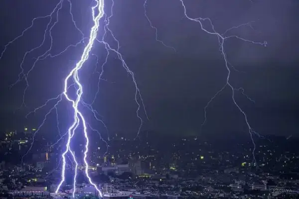 Mơ Thấy Sấm Sét Mưa To: Giải Mã Toàn Diện Từ Biểu Tượng Đến Điềm Báo