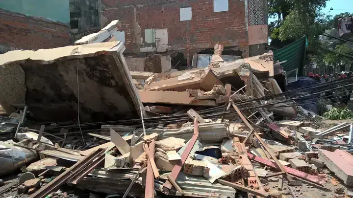 Giấc Mơ Tường Nhà Sập: Giải Mã Ý Nghĩa Từ Tâm Lý Đến Phong Thủy