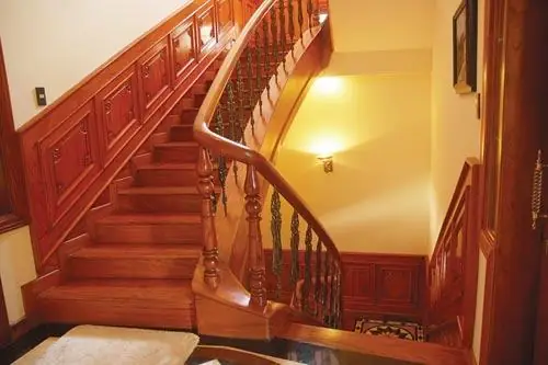 Giấc Mơ Đi Xuống Cầu Thang: Ý Nghĩa Sâu Sắc Và Điềm Báo