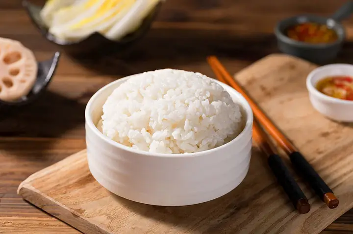 Nằm Mơ Thấy Bát Đĩa Vỡ: Giải Mã Ý Nghĩa Toàn Diện Và Lời Khuyên Thực Tế