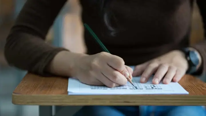 Nằm Mơ Thấy Điểm Thấp: Ý Nghĩa Tâm Lý Và Cách Ứng Xử Thực Tế