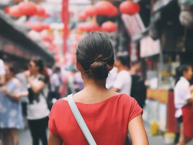 Nằm Mơ Thấy Đông Người: Giải Mã Ý Nghĩa Và 30+ Điềm Báo Đầy Đủ