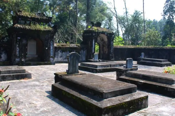 Nằm Mơ Thấy Mộ Mả: Giải Mã Ý Nghĩa Tâm Linh Và Thực Tế