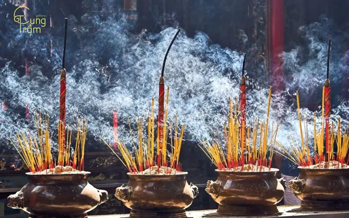 Nằm Mơ Thấy Thắp Nhàng Cho Người Lạ: Giải Mã Ý Nghĩa Tâm Linh Và Thực Tế