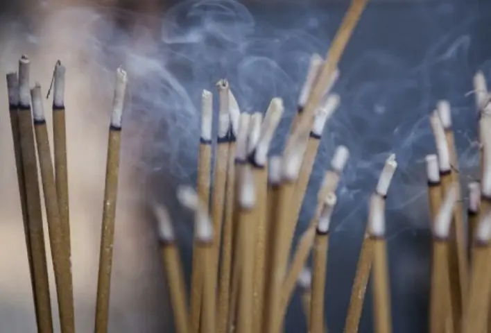 Nằm Mơ Thấy Thắp Nhàng Cho Người Lạ: Giải Mã Ý Nghĩa Tâm Linh Và Thực Tế