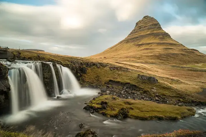 Nằm Mơ Thấy Núi Đã: Giải Mã Ý Nghĩa Từ A Đến Z