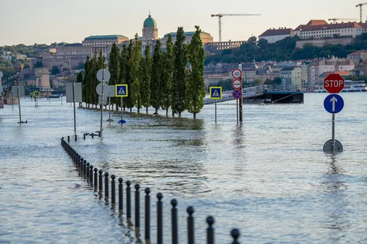 Nằm Mơ Thấy Nước Biển Dâng Cao: Giải Mã Ý Nghĩa Tâm Linh Và Số Học Dân Gian