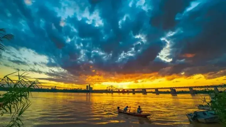 Giấc Mơ Thấy Nước Sông Lớn: Giải Mã Ý Nghĩa Từ Tâm Lý Học Đến Điềm Báo