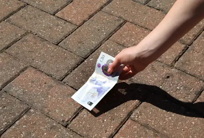 Nằm Mơ Thấy Tiền Nước Ngoài: Giải Mã Ý Nghĩa Từ Góc Độ Khoa Học