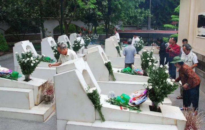 Giấc Mơ Thấy Xây Mộ: Điềm Báo Hay Thông Điệp Từ Tiềm Thức?