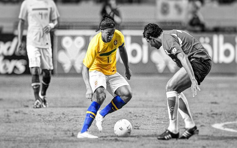 Ronaldinho là huyền thoại nổi tiếng với những pha elastico đầy ngẫu hứng trên sân cỏ